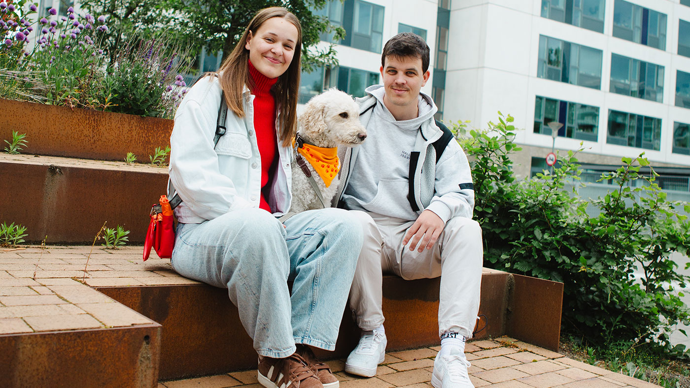 Emma og Emil med deres besøgshund Eddie