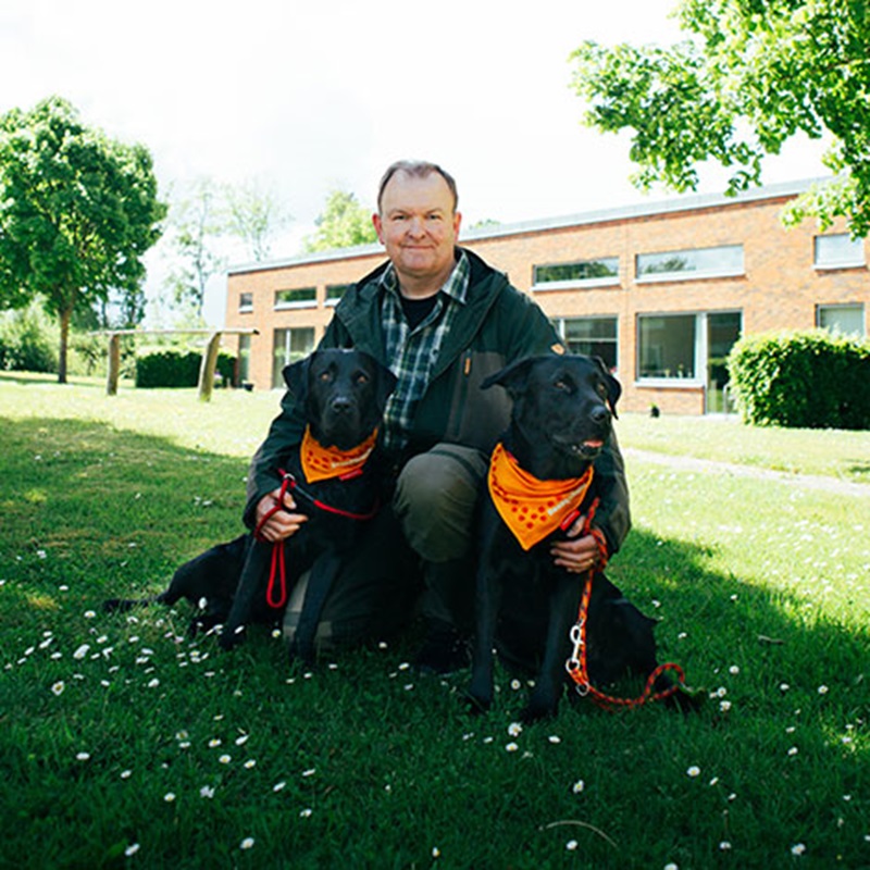 Jesper med sine to besøgshunde Freddy og Basse