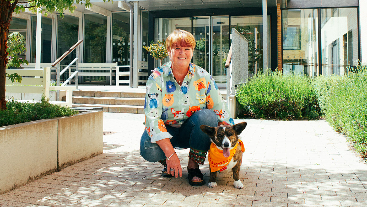 Besøgshundeejer Pia med corgien Ilse udenfor besøgssted