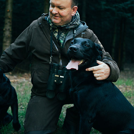 Besøgshundeejer med sine to sorte labrador retrievere